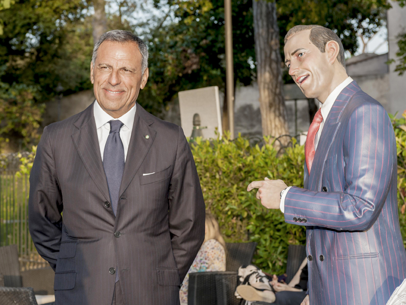 Eduardo Montefusco with the sculpture Frequent Flyers by Seward Johnson. Casina Valadier, July 2nd 2018.